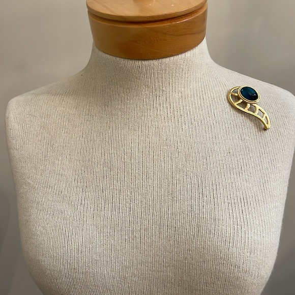 Vintage Abstract Paisley Swoop Gold-tone Pin with Emerald Green Cabochon Gem - Picture 12 of 16
